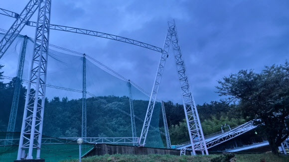 강풍에 넘어진 골프장 철탑