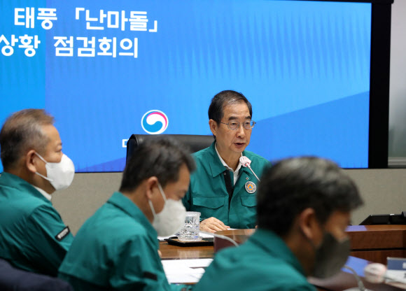 한덕수 국무총리가 19일 오전 서울 종로구 정부서울청사에서 열린 제14호 태풍 ‘난마돌’ 대처상황 점검회의를 주재하며 발언하고 있다. 2022.09.19. 뉴시스