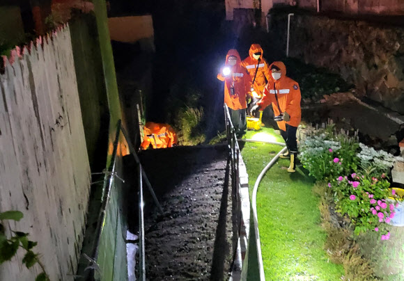태풍 ‘난마돌’ 강한 비에 하수관 역류
