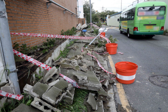 태풍경보가 발효 중인 19일 오전 부산 사하구의 한 건물 담장 10m 가량이 강풍에 쓰러져 있다. 2022.09.19. 뉴시스
