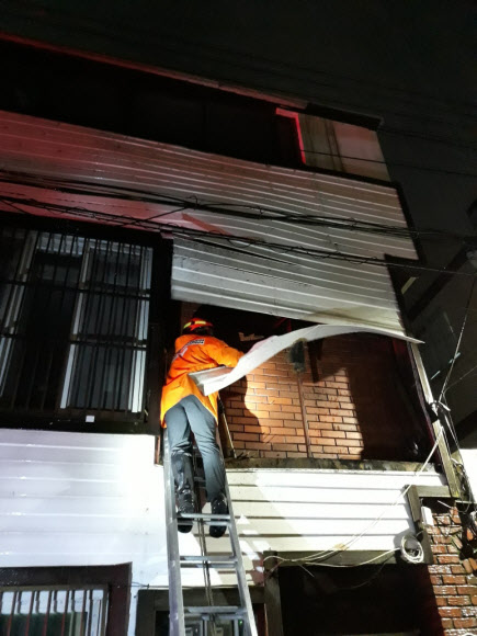 강풍에 외벽도 흔들