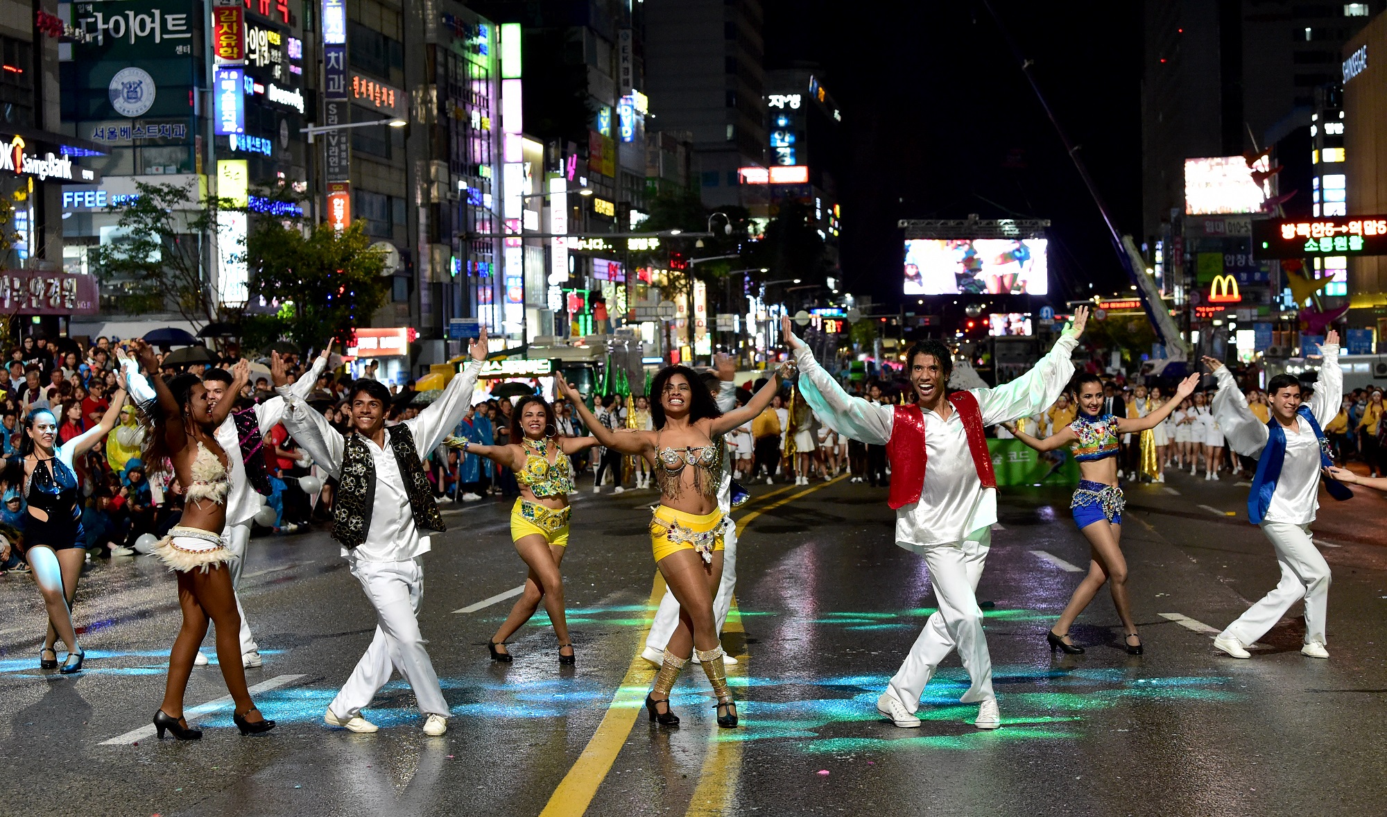 2018년 충남 천안흥타령춤축제 거리퍼레이드에서 해외 참가팀이 자국의 전통 춤을 선보이고 있다. 사진=천안시 제공