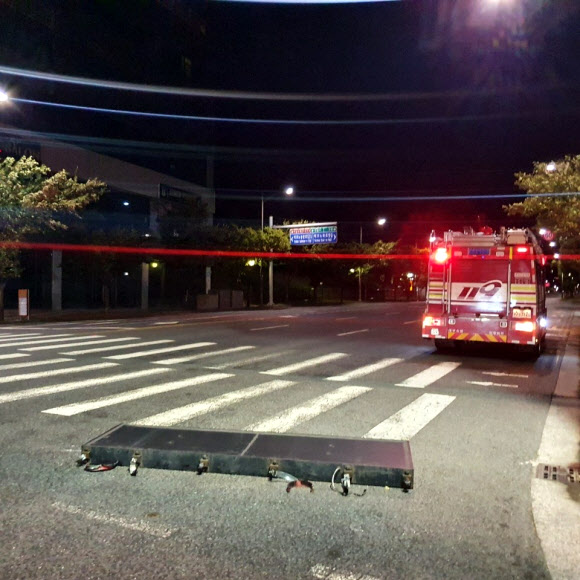 19일 오전 대구시 달성군 유가읍의 한 도로에서 태풍 난마돌의 영향으로 전광판이 떨어져 있다. 2022.09.19 대구소방안전본부