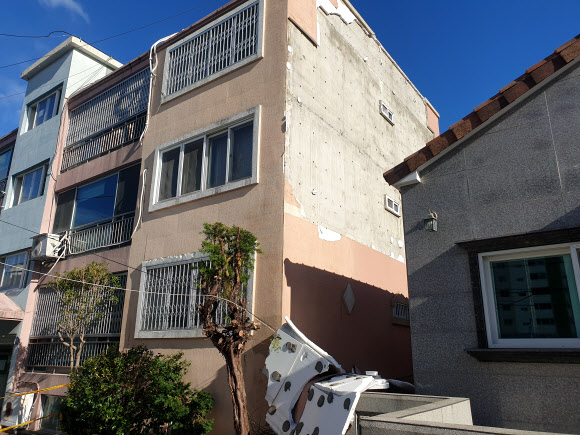 ‘난마돌’ 위력에 떨어져 나간 건물 외벽