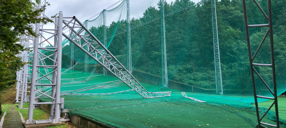 ‘난마돌’ 강풍에 넘어진 골프장 철탑