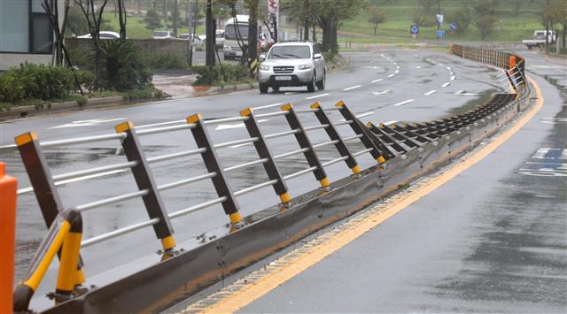 강풍에 파손된 중앙분리대