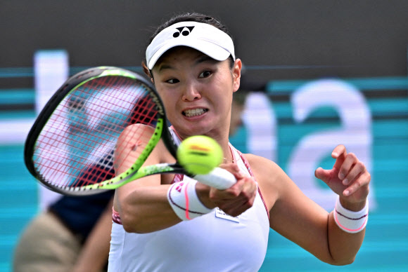장수정이 19일 WTA 투어 코리아오픈 1회전에서 디펜딩 챔피언 주링(중국)의 스트로크를 리턴하고 있다. [AFP 연합뉴스]