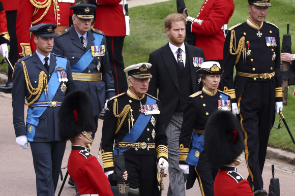 찰스 3세 국왕과 윌리엄 왕세자, 해리 왕자 등이 엘리자베스 2세 영국 여왕의 운구 행렬을 따르고 있는 모습. AP 연합뉴스