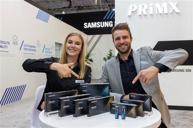 20~25일(현지시간) 독일 하노버에서 열리는 ‘2022 하노버 상용차 박람회’에서 모델들이 삼성SDI의 최신 기술력이 담긴 자체 배터리 브랜드 ‘프라이맥스’ 제품들을 선보이고 있다. 삼성SDI 제공
