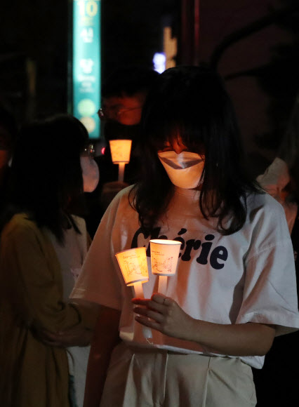 추모의 촛불 문화제  신당역 스토킹 살해 사건의 희생자를 위한 추모문화제에 참가한 시민이 20일 서울 지하철2호선 신당역 10번 출구 앞에서 촛불을 들고 피해자를 추모하고 있다.<br>뉴시스