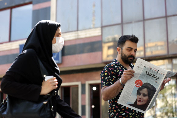 이란 경찰의 희생자 아미니가 실린 신문