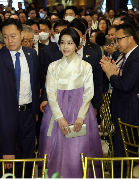 동포 간담회 입장하는 김건희 여사