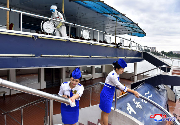 대동강호 식당 소독하는 북한 종업원들