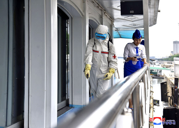 대동강호 식당 소독하는 북한 종업원들