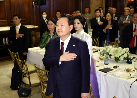 윤석열 대통령과 김건희 여사가 20일(현지시간) 미국 뉴욕 시내의 한 연회장에서 열린 동포간담회에서 국기에 대한 경례를 하고 있다. 2022.9.21 연합뉴스