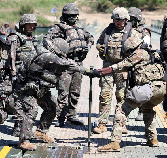 연합부교 구축하는 한미 장병들