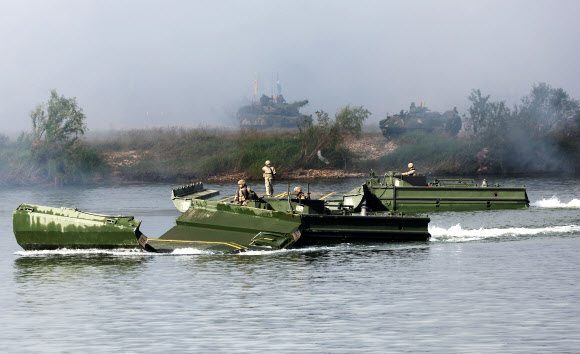 남한강에서 열린 한미 연합 도하 훈련
