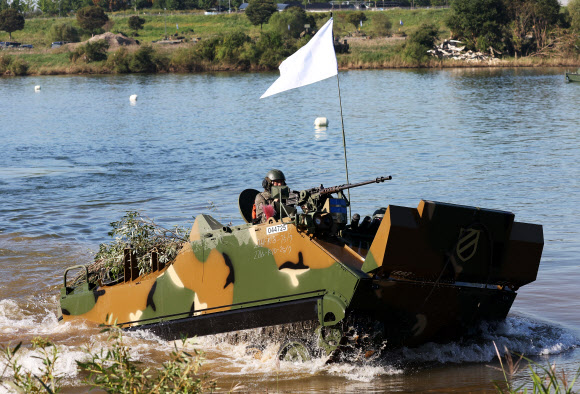 남한강 건너는 K200 장갑차