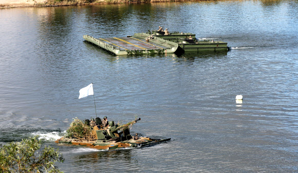 강습도하 하는 K21 장갑차