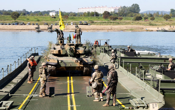 문교 도하하는 K2 전차