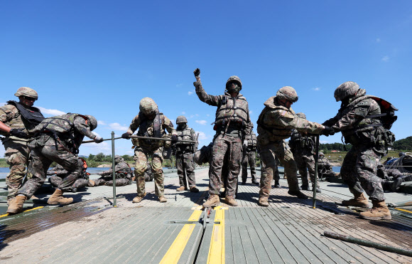 힘 모아 부교 구축하는 한미 장병들