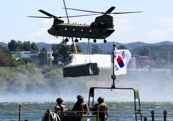 교절 수송하는 미군 치누크 헬기