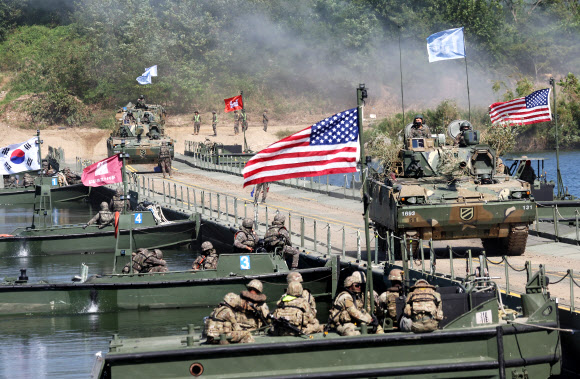 남한강 도하하는 K21 장갑차