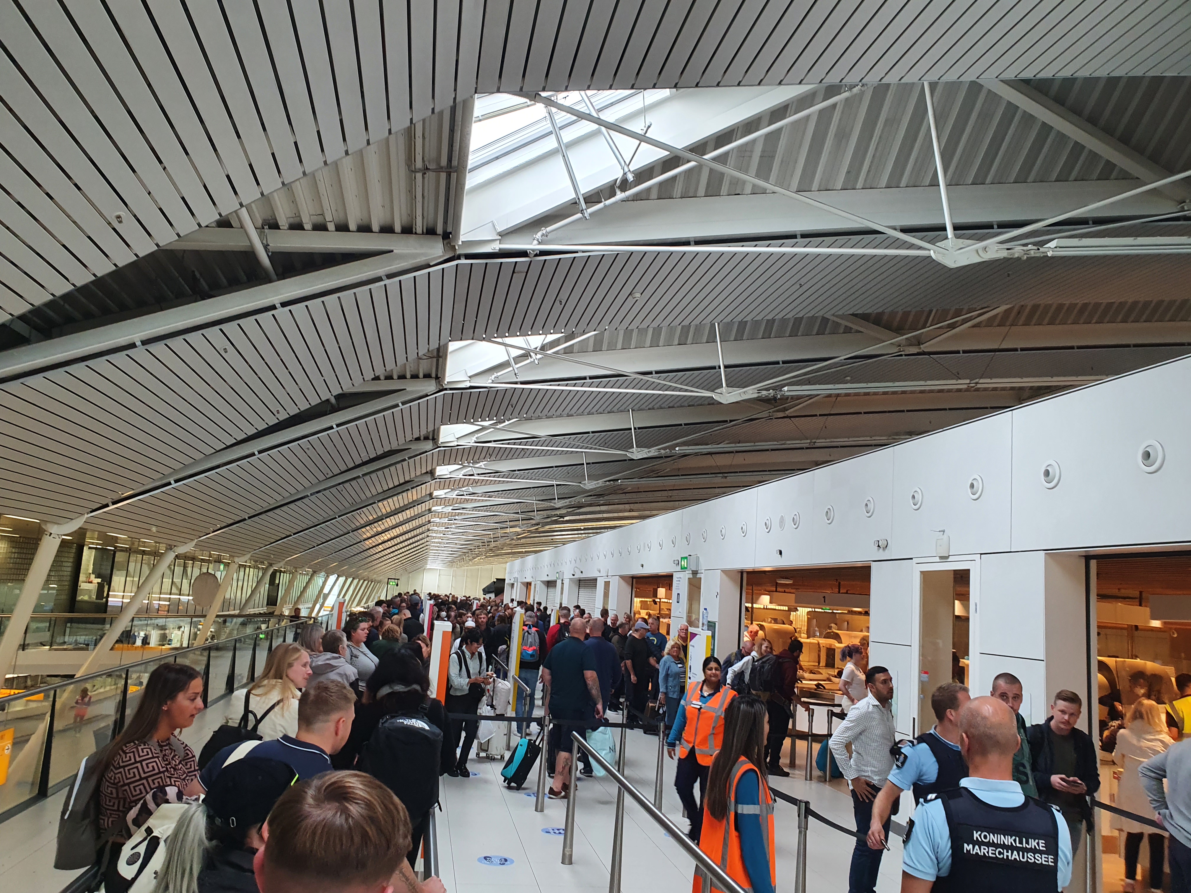 지난 19일(현지시각) 네덜란드 암스테르담 스키폴 국제공항의 보안 검색대를 통과하기 위해 줄을 선 승객들의 모습. 최근 인력난 문제를 겪고 있는 탓에 이날 스키폴 공항 보안검색대는 총 20여대 중 6~7대만 운영됐다. 공항취재기자단 제공