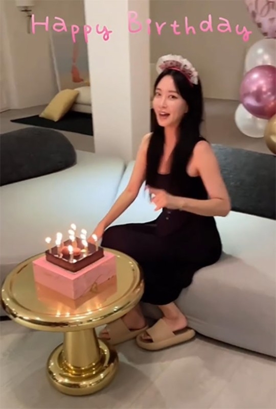 배우 한예슬이 생일 파티 모습을 공개했다. SNS 캡처