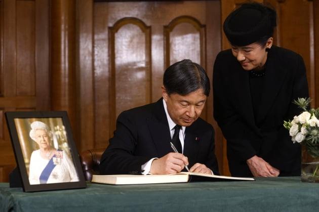 나루히토 일왕이 조문록을 작성하고 있다. 오른쪽은 마사코 일본 왕비다. AFP연합뉴스