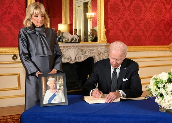 조 바이든 미국 대통령이 조문록을 작성하고 있다. 왼쪽은 질 바이든 영부인이다. 로이터연합뉴스