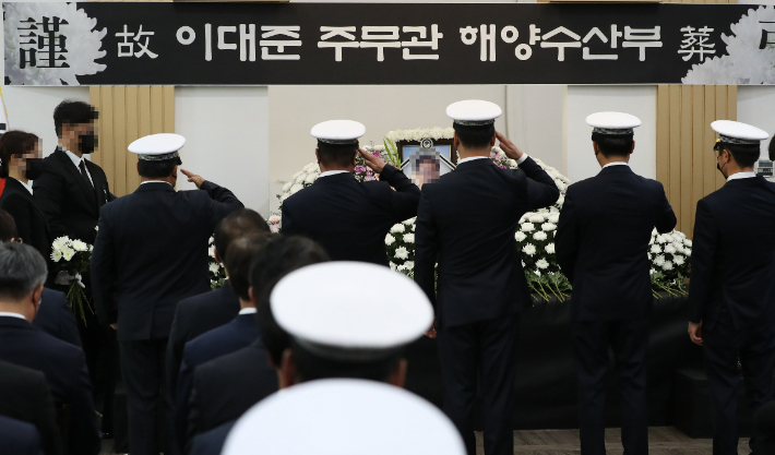 서해상에서 북한군에 피살된 고(故) 이대준 주무관의 영결식이 22일 오전 전남 목포 한 장례식장에서 해양수산부장(葬)으로 엄수됐다. 