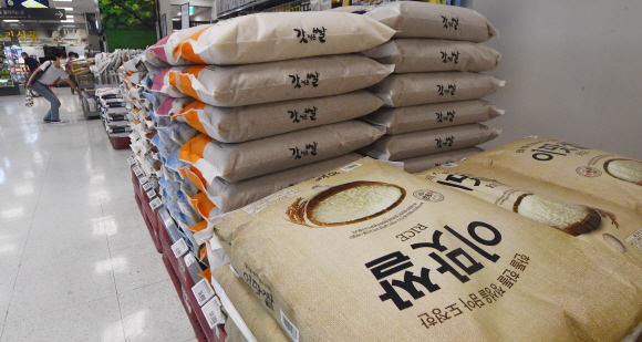 정부가 쌀값 안정화를 도모하기 위해 평년보다 한 달여 앞당겨 이달 중 수확기 대책을 발표하겠다고 밝힌 22일 서울 시내 한 대형마트에 지난해 생산된 쌀이 쌓여 있다. 지난 15일 기준 산지 쌀값은 20㎏에 4만 725원으로 1년 전 5만 4228원에 비해 24.9% 하락했다. 안주영 전문기자