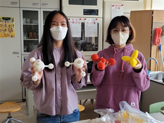서울맹학교 고3 박현하(왼쪽), 이지민 학생이 22일 한성과학고 학생들이 3D 프린터로 만들어서 전달한 과학 교구를 보여 주고 있다.