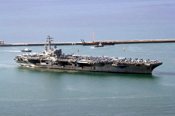 미국 해군의 핵추진 항공모함 ‘로널드 레이건함’(CVN-76)이 23일 오전 부산항에 입항하고 있는 가운데 승조원들이 도열하고 있다. 이 항모는 길이 333m, 폭 77m, 높이 63m 규모이며, 승조원 5500~6000명이다. ‘떠다니는 군사기지’로 불리는 이 항모는 전투기 FA-18(슈퍼호넷), F-35C 전투기 등 80여 대의 항공기를 탑재하고 있다. 2022.09.23. 뉴시스
