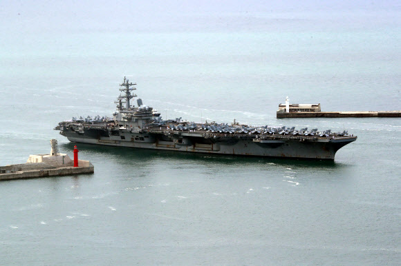 미국 해군의 핵추진 항공모함 ‘로널드 레이건함’(CVN-76)이 23일 오전 부산항에 입항하고 있. 이 항모는 길이 333m, 폭 77m, 높이 63m 규모이며, 승조원 5500~6000명이다. ‘떠다니는 군사기지’로 불리는 이 항모는 전투기 FA-18(슈퍼호넷), F-35C 전투기 등 80여 대의 항공기를 탑재하고 있다. 2022.09.23. 뉴시스