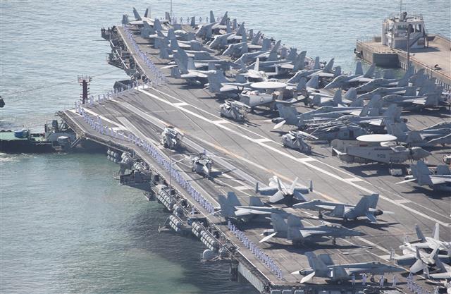 접안 중인 미항모 로널드 레이건함