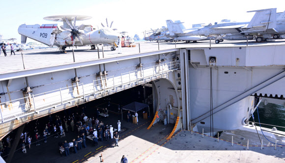 23일 오전 부산 남구 해군작전사령부에 ‘미해군의 핵추진 항공모함 로널드 레이건함(CVN-76)’이 정박한 가운데 승조원이 외출을 하기 위해 차례를 기다리고 있다.  2022.09.23. 사진공동취재단