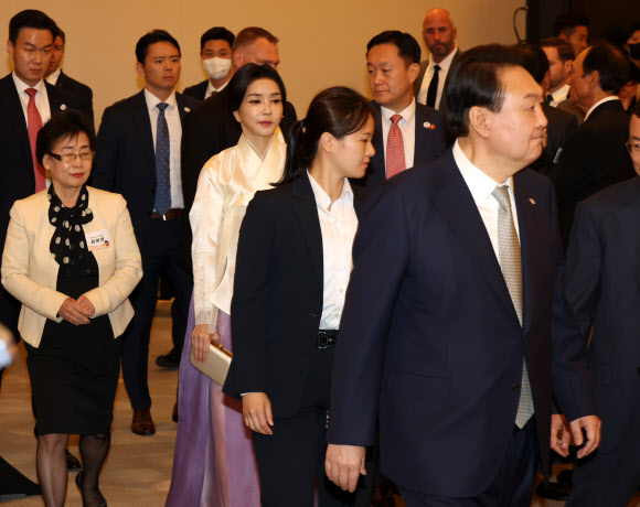 동포 만찬간담회 입장하는 윤석열 대통령 내외