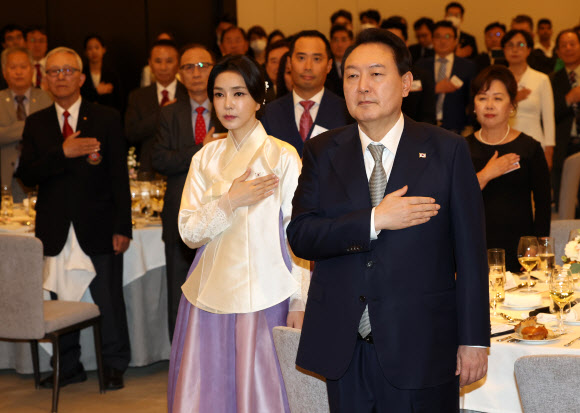 국기에 경례하는 윤석열 대통령