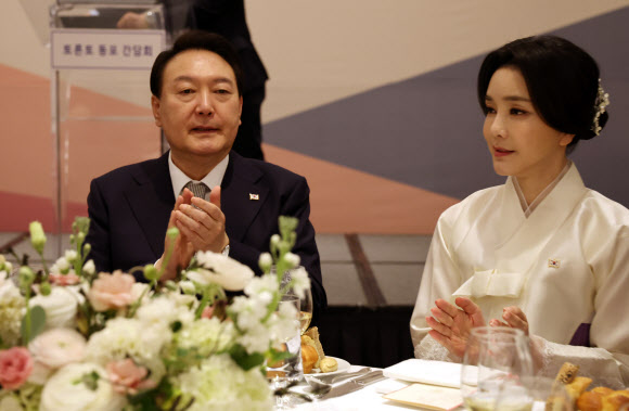 동포간담회에서 박수치는 윤석열 대통령 내외