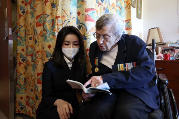 캐나다 참전용사 병원 방문한 김건희 여사