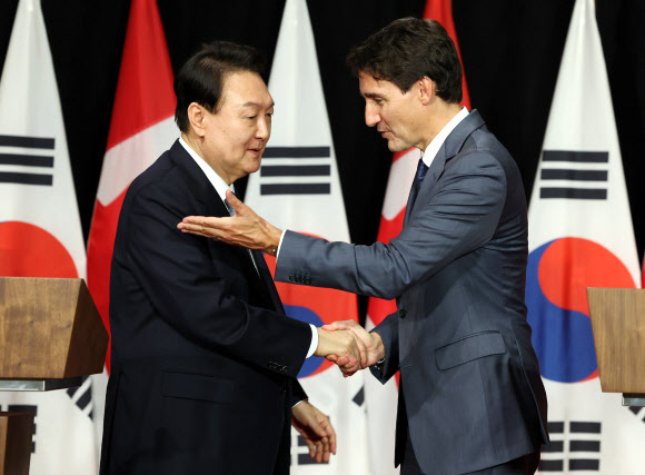 악수하는 한-캐나다 정상