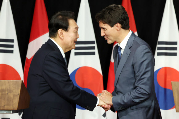악수하는 한-캐나다 정상