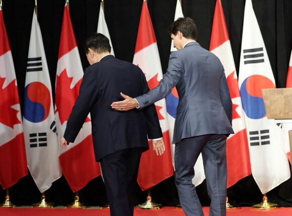 공동기자회견 마친 한-캐나다 정상
