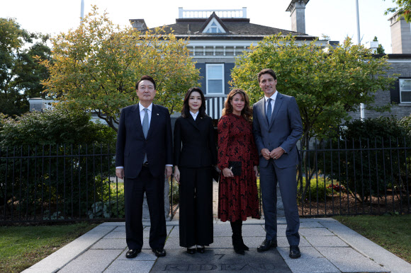 오찬에 앞서 기념촬영하는 한-캐나다 정상