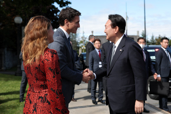 캐나다 총리 부부와 오찬 나선 윤석열 대통령