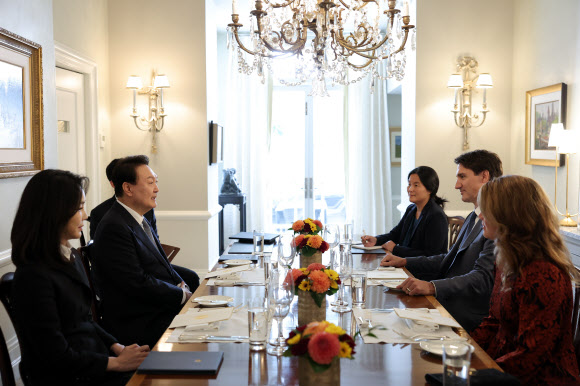 오찬하는 한-캐나다 정상