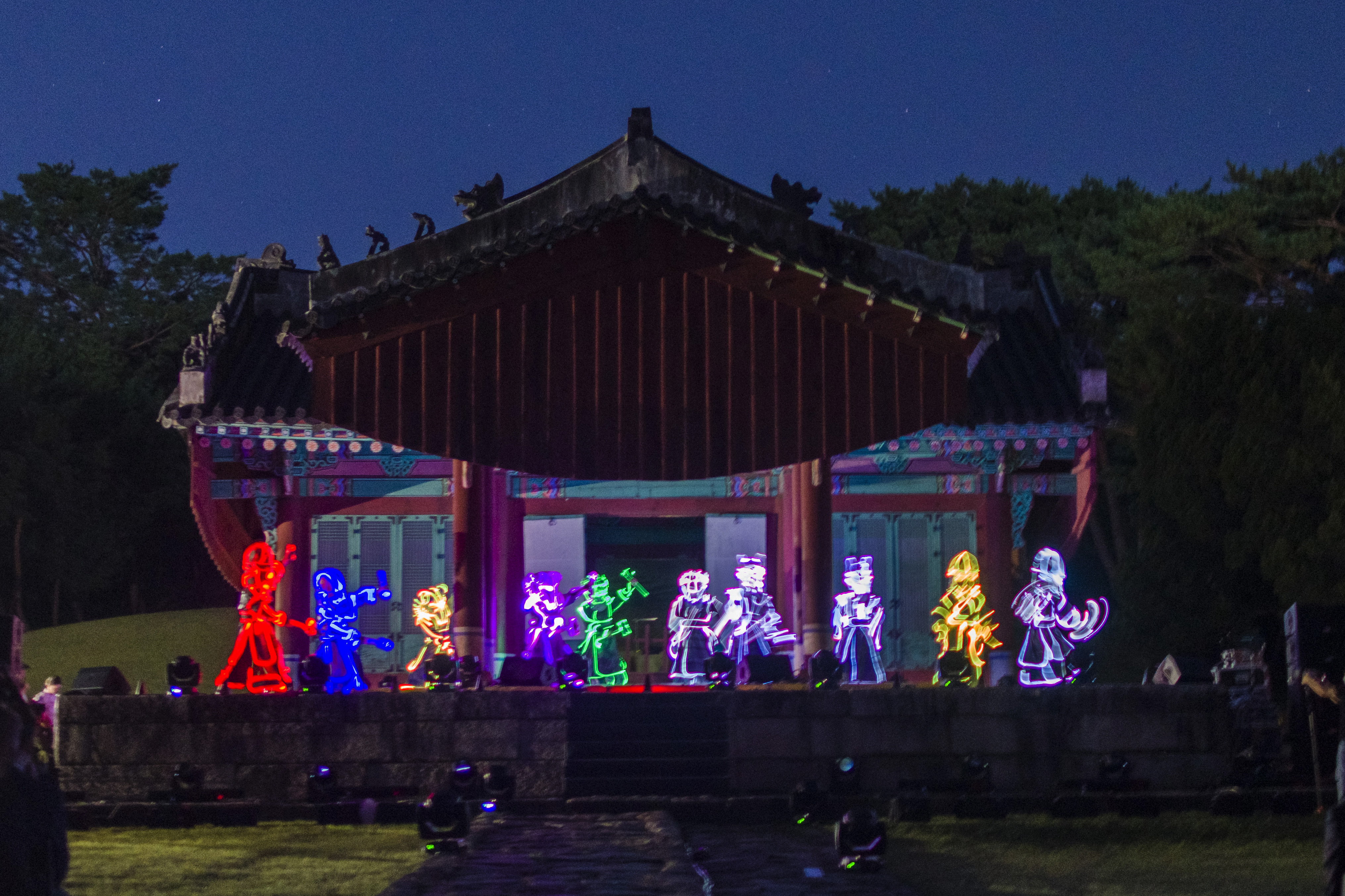 ‘신들의 정원’ 공연에서 선보인 이동형 프로젝션 군무. 류재민 기자