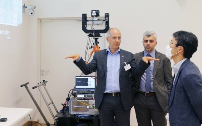 독일 프라운호퍼 하인리히 헤르츠 연구소에서 김병훈(오른쪽) 부사장이 현지 관계자와 6G 기술에 대해 논의하고 있다. LG전자 제공